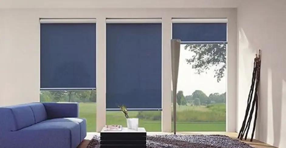 Cortinas roller azules en un living