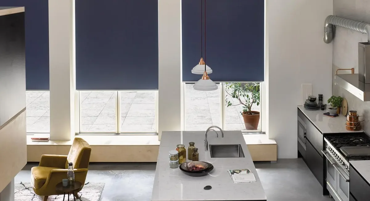 Cortinas roller azules en una cocina con isla
