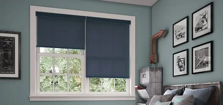Cortinas roller azules en un dormitorio