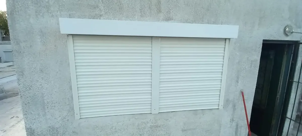 Cortinas de enrollar sobre una pared exterior