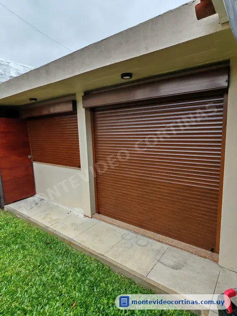 Cortinas de enrollar con terminación símil madera en una galería