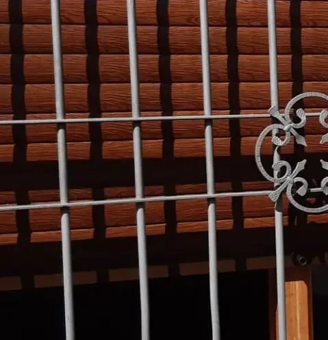 Detalle de una persiana veneciana de madera
